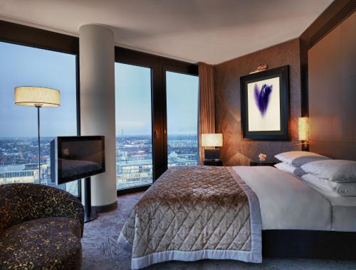 Suite con cama extragrande del hotel Hyatt Regency Düsseldorf. Foto 3