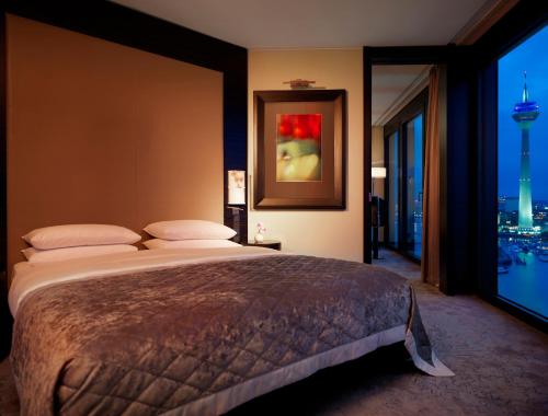 Suite con cama extragrande del hotel Hyatt Regency Düsseldorf. Foto 5