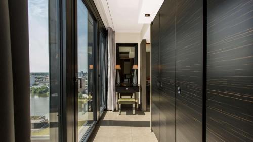 Suite con cama extragrande del hotel Hyatt Regency Düsseldorf. Foto 8