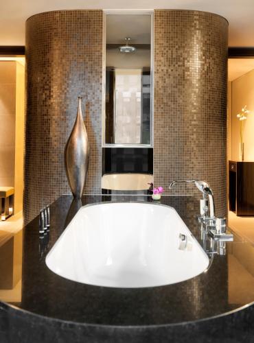 Suite con cama extragrande del hotel Hyatt Regency Düsseldorf. Foto 9