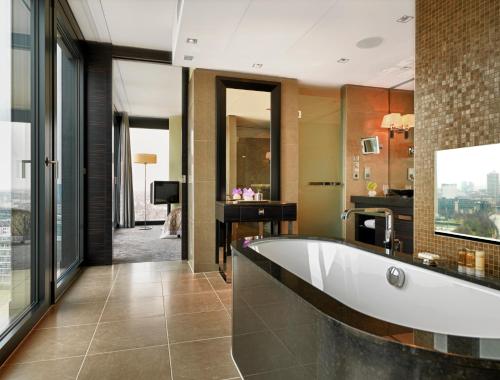 Suite con cama extragrande del hotel Hyatt Regency Düsseldorf. Foto 10
