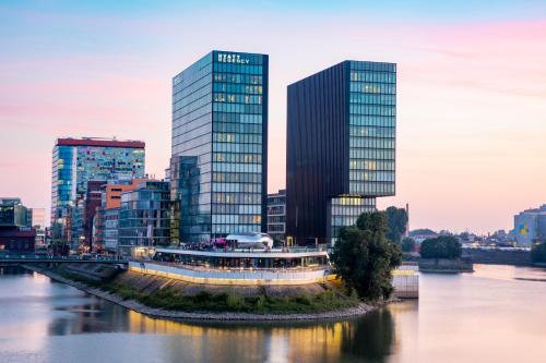 Habitación Doble Deluxe con cama grande y vistas al puerto del hotel Hyatt Regency Düsseldorf. Foto 1