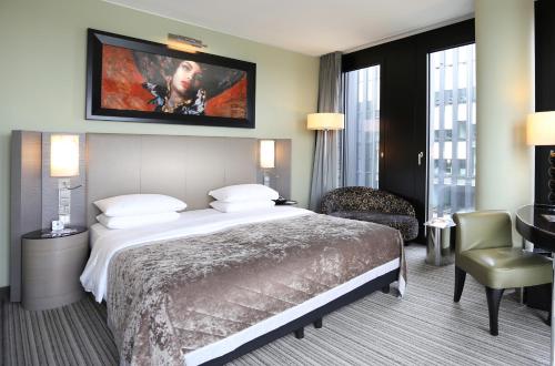 Habitación Doble Deluxe con cama grande y vistas al puerto del hotel Hyatt Regency Düsseldorf. Foto 2