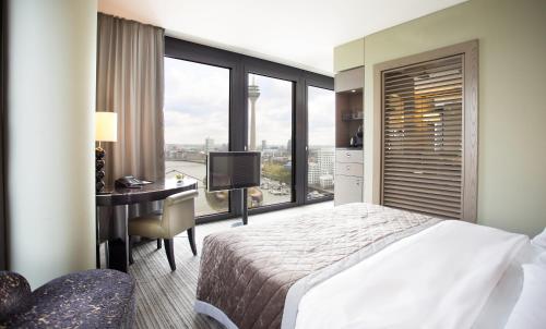 Habitación Doble Deluxe con cama grande y vistas al puerto del hotel Hyatt Regency Düsseldorf. Foto 3