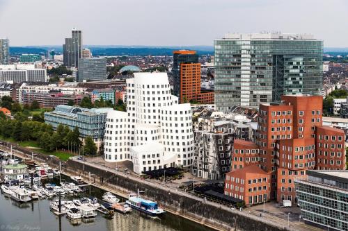 Habitación Doble Deluxe con cama grande y vistas al puerto del hotel Hyatt Regency Düsseldorf. Foto 12