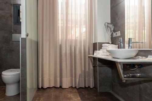 Habitación Doble Estándar - 1 o 2 camas del hotel Aacr Monteolivos. Foto 6