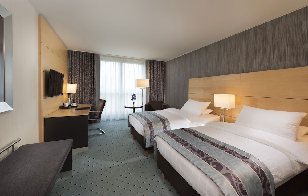 Habitación clásica doble del hotel Maritim Düsseldorf. Foto 1