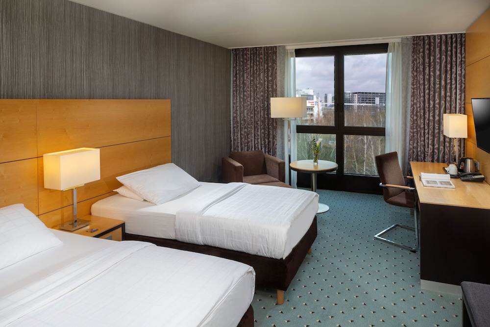Habitación clásica con 2 camas individuales del hotel Maritim Düsseldorf. Foto 4