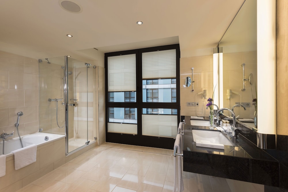 Suite Principal del hotel Maritim Düsseldorf. Foto 6