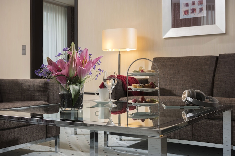 Suite Junior (Uso Doble) del hotel Maritim Düsseldorf. Foto 1