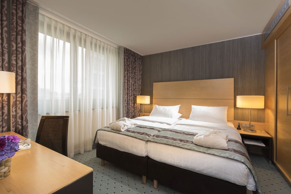 Suite Junior (Uso Doble) del hotel Maritim Düsseldorf. Foto 2