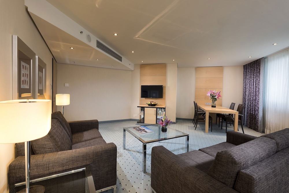 Suite Junior (Uso Doble) del hotel Maritim Düsseldorf. Foto 3