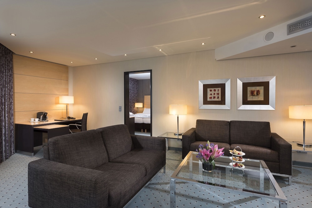 Suite Junior (Uso Doble) del hotel Maritim Düsseldorf. Foto 4
