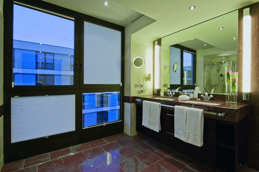 Suite Junior (Uso Doble) del hotel Maritim Düsseldorf. Foto 6