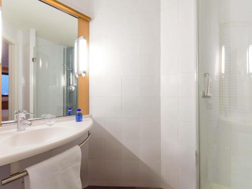 Habitación Doble Estándar con cama supletoria del hotel Ibis Bilbao Centro. Foto 4