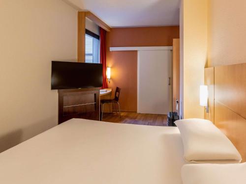 Habitación Doble Estándar - Adaptada para personas con movilidad reducida del hotel Ibis Bilbao Centro. Foto 8