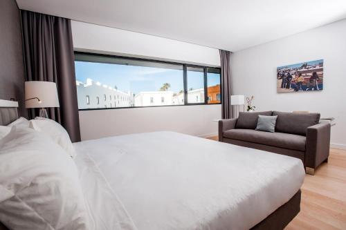 Habitación Triple Superior del hotel Pestana Cidadela Cascais - Pousada and Art District. Foto 3