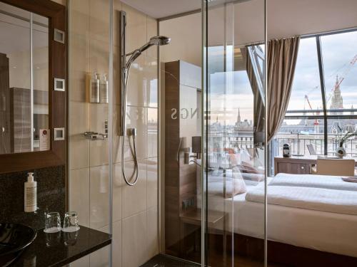Habitación Doble Signature con vistas a la ciudad del hotel Flemings Selection Wien-City. Foto 2