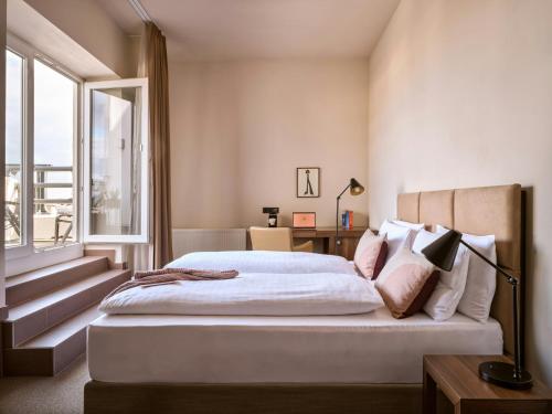 Habitación Doble Signature con vistas a la ciudad del hotel Flemings Selection Wien-City. Foto 3