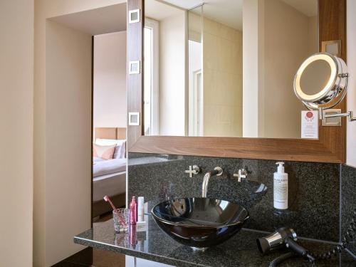 Habitación Superior Plus con cama grande del hotel Flemings Selection Wien-City. Foto 3