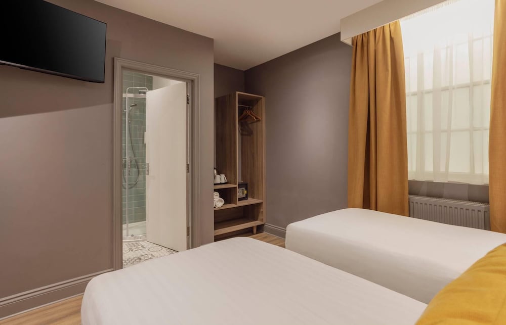 Habitación estándar con 2 camas individuales del hotel Comfort Inn Victoria. Foto 9