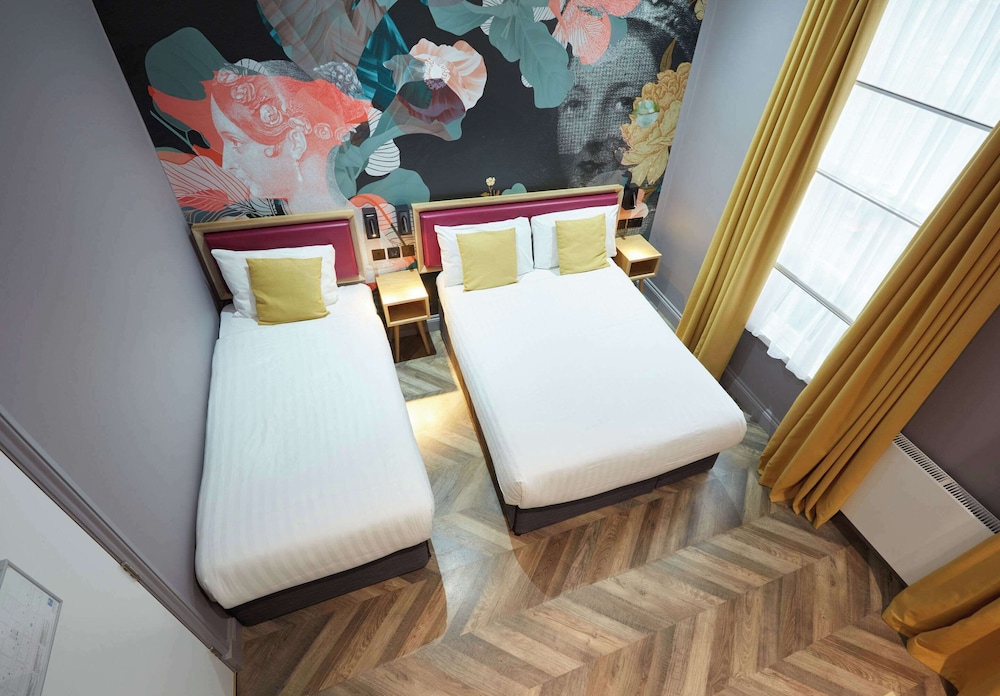 Habitación triple estándar del hotel Comfort Inn Victoria. Foto 4