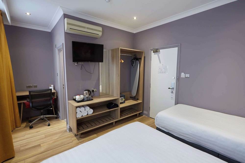 Habitación triple estándar del hotel Comfort Inn Victoria. Foto 5