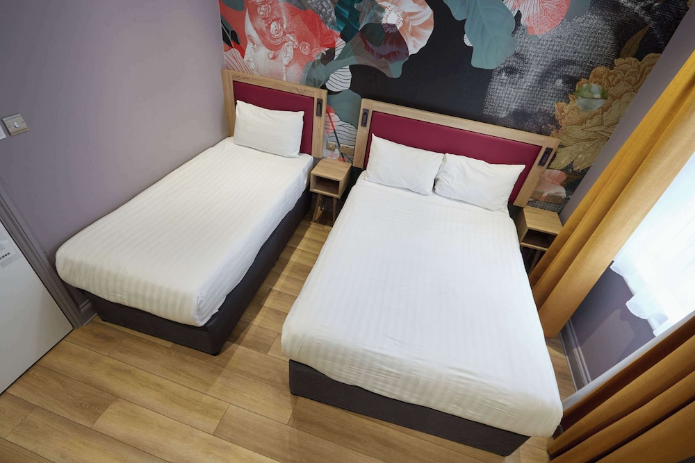 Habitación triple estándar del hotel Comfort Inn Victoria. Foto 6