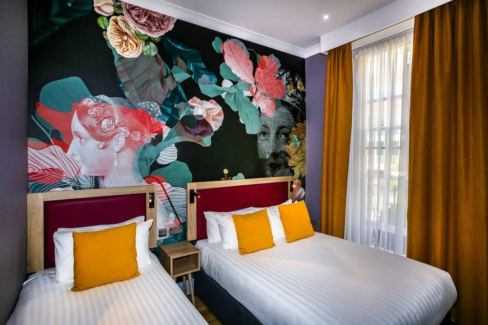 Habitación triple estándar del hotel Comfort Inn Victoria. Foto 10