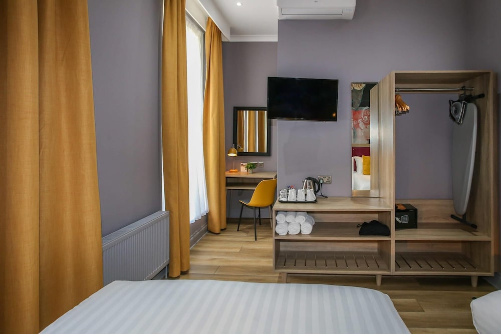 Habitación triple estándar del hotel Comfort Inn Victoria. Foto 11