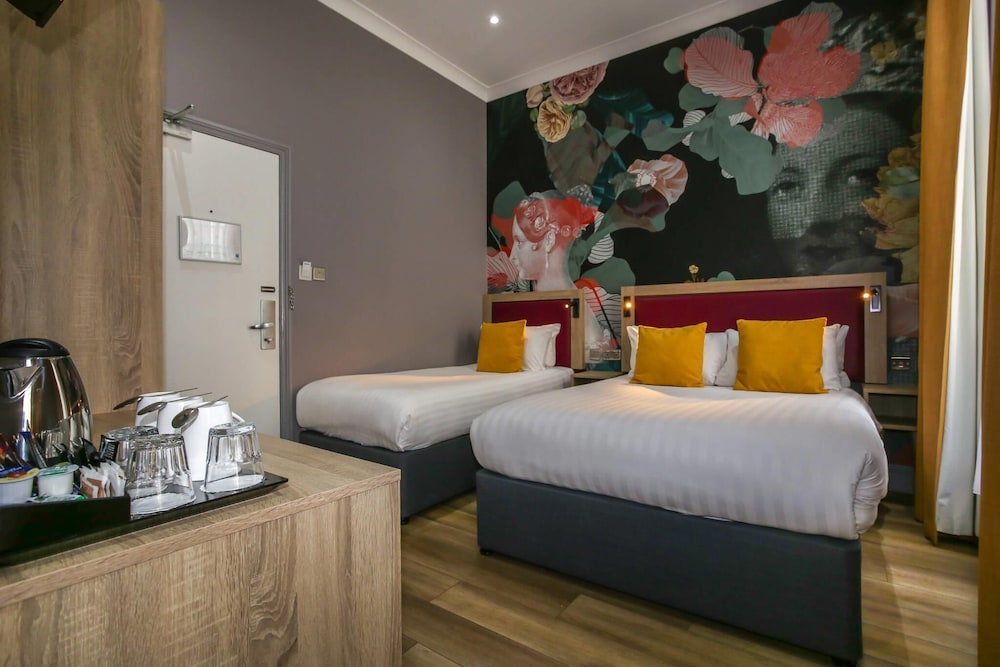 Habitación triple estándar del hotel Comfort Inn Victoria. Foto 12