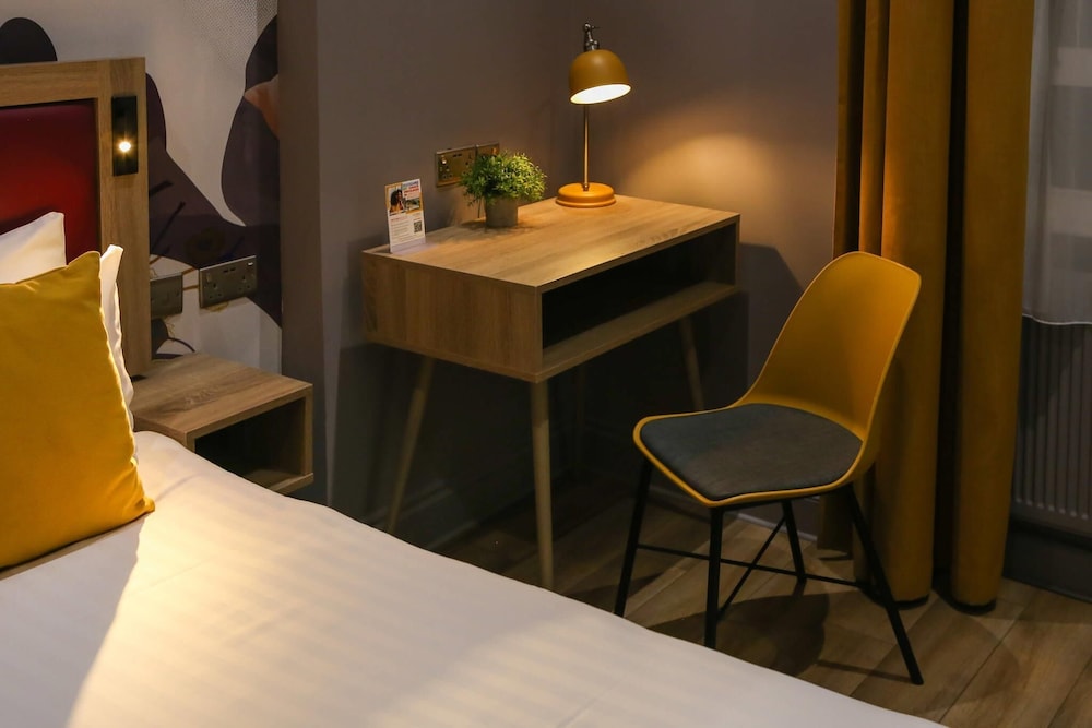 Habitación triple estándar del hotel Comfort Inn Victoria. Foto 16