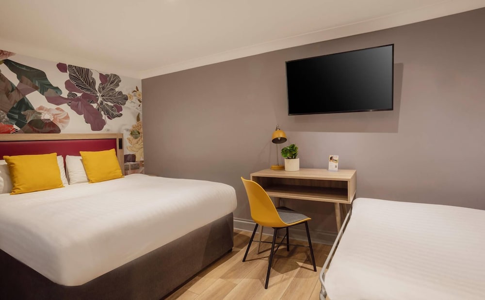 Habitación triple estándar del hotel Comfort Inn Victoria. Foto 18
