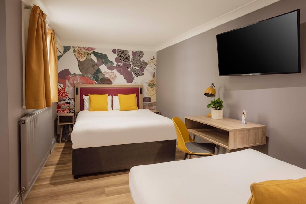 Habitación triple estándar del hotel Comfort Inn Victoria. Foto 19