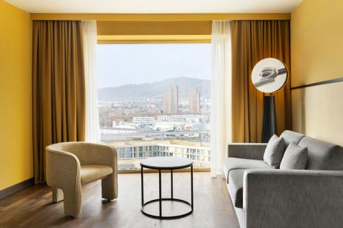 Habitación familiar con 2 camas dobles y sofá cama - Vistas a la ciudad del hotel Renaissance Zürich Tower