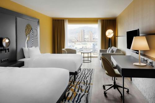 Habitación familiar con 2 camas dobles y sofá cama - Vistas a la ciudad del hotel Renaissance Zürich Tower. Foto 3