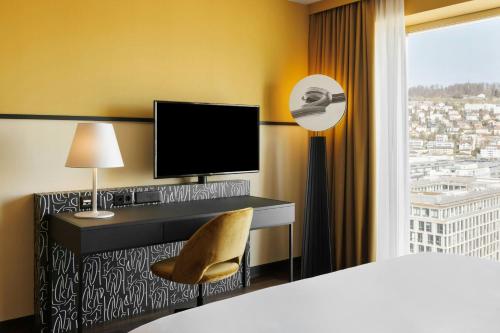 Habitación extragrande con acceso al salón privado - Planta superior del hotel Renaissance Zürich Tower. Foto 9