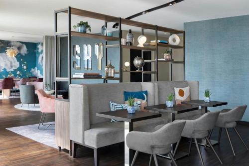 Habitación extragrande con acceso al salón privado - Planta superior del hotel Renaissance Zürich Tower. Foto 16