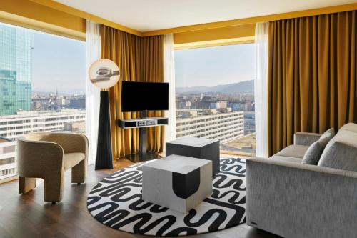 Suite Executive con sofá cama y acceso al club lounge - 1 cama extragrande del hotel Renaissance Zürich Tower. Foto 9