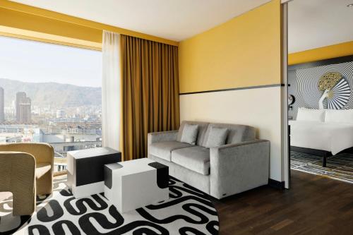 Suite Executive con sofá cama y acceso al club lounge - 1 cama extragrande del hotel Renaissance Zürich Tower. Foto 10
