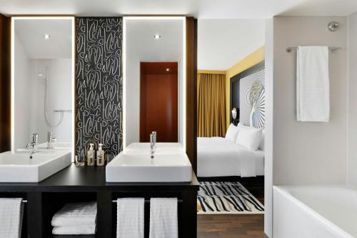 Suite Executive con sofá cama y acceso al club lounge - 1 cama extragrande del hotel Renaissance Zürich Tower. Foto 11