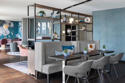 Habitación doble - Acceso al salón privado del hotel Renaissance Zürich Tower