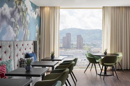 Habitación doble - Acceso al salón privado del hotel Renaissance Zürich Tower. Foto 1