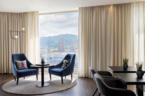 Habitación doble - Acceso al salón privado del hotel Renaissance Zürich Tower. Foto 6