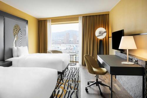 Habitación doble - Acceso al salón privado del hotel Renaissance Zürich Tower. Foto 7