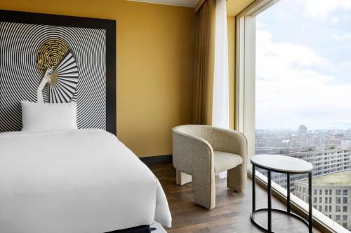 Habitación doble - Acceso al salón privado del hotel Renaissance Zürich Tower. Foto 9