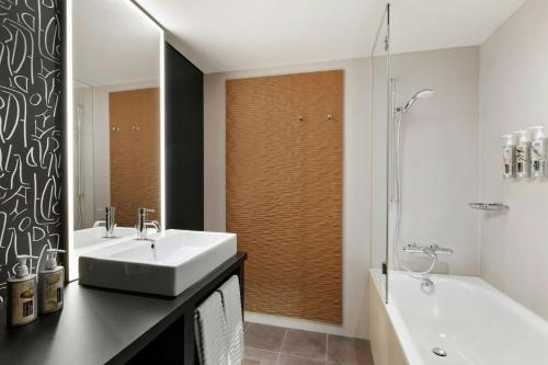 Habitación Doble Confort del hotel Renaissance Zürich Tower. Foto 4