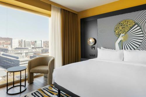 Habitación Superior - 1 cama extragrande - Planta alta del hotel Renaissance Zürich Tower. Foto 1