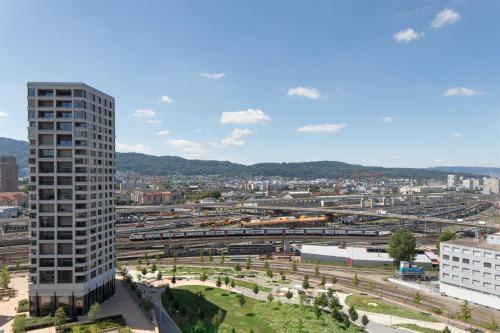 Habitación Superior - 1 cama extragrande - Planta alta del hotel Renaissance Zürich Tower. Foto 7