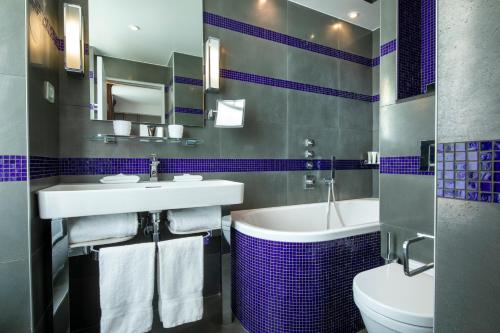 Dos habitaciones adyacentes del hotel Le Pradey. Foto 2